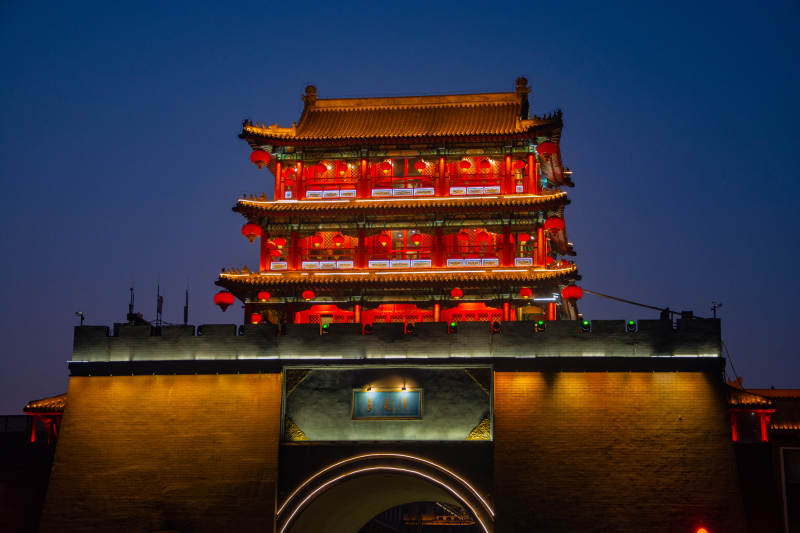 夜幕下的古塔楼图片