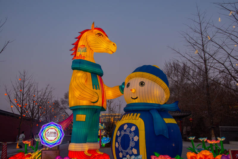 彩灯马与雪人相伴图片