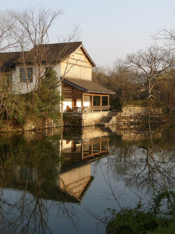 西溪湿地 湖畔木屋倒影图片