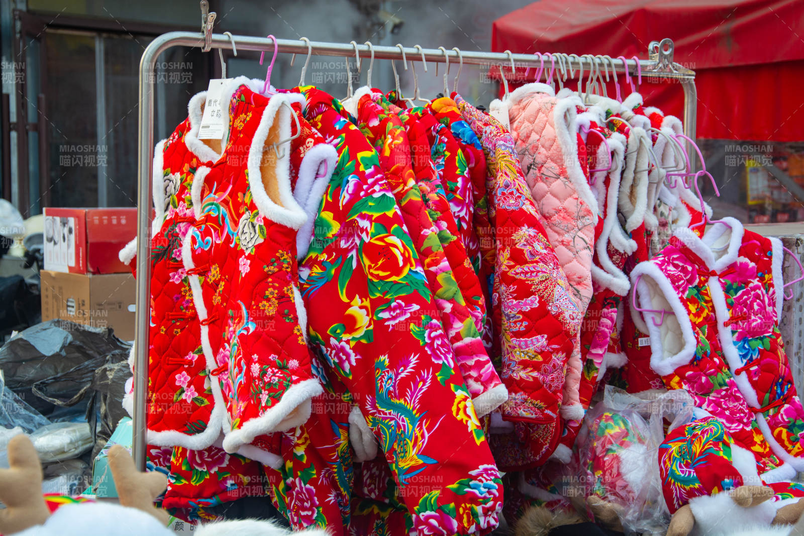 喜庆童装挂售中图片