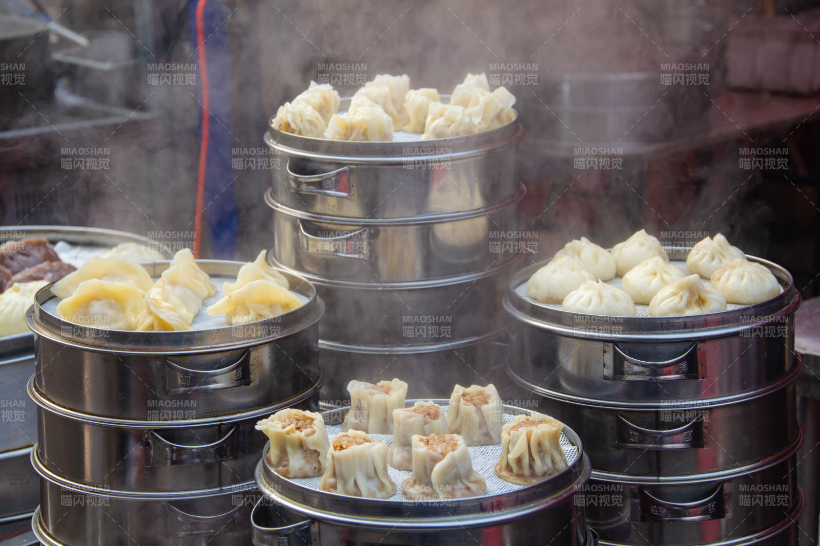 蒸笼里的美味包子图片