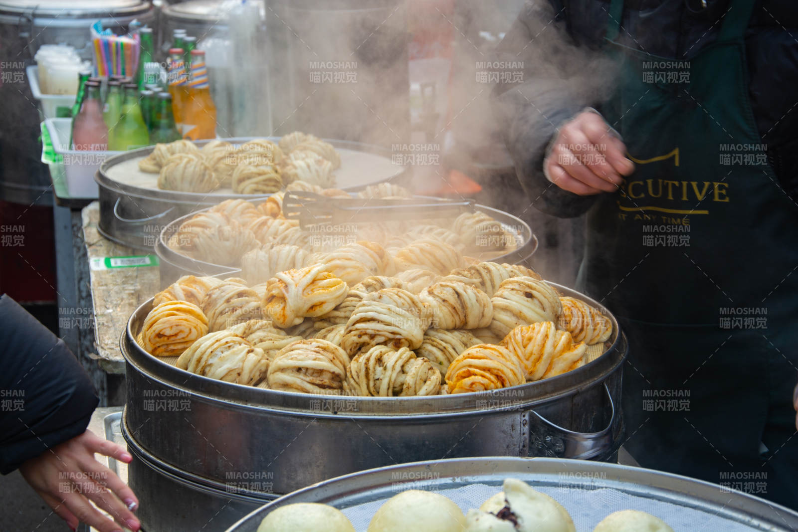 热气腾腾的蒸包摊图片
