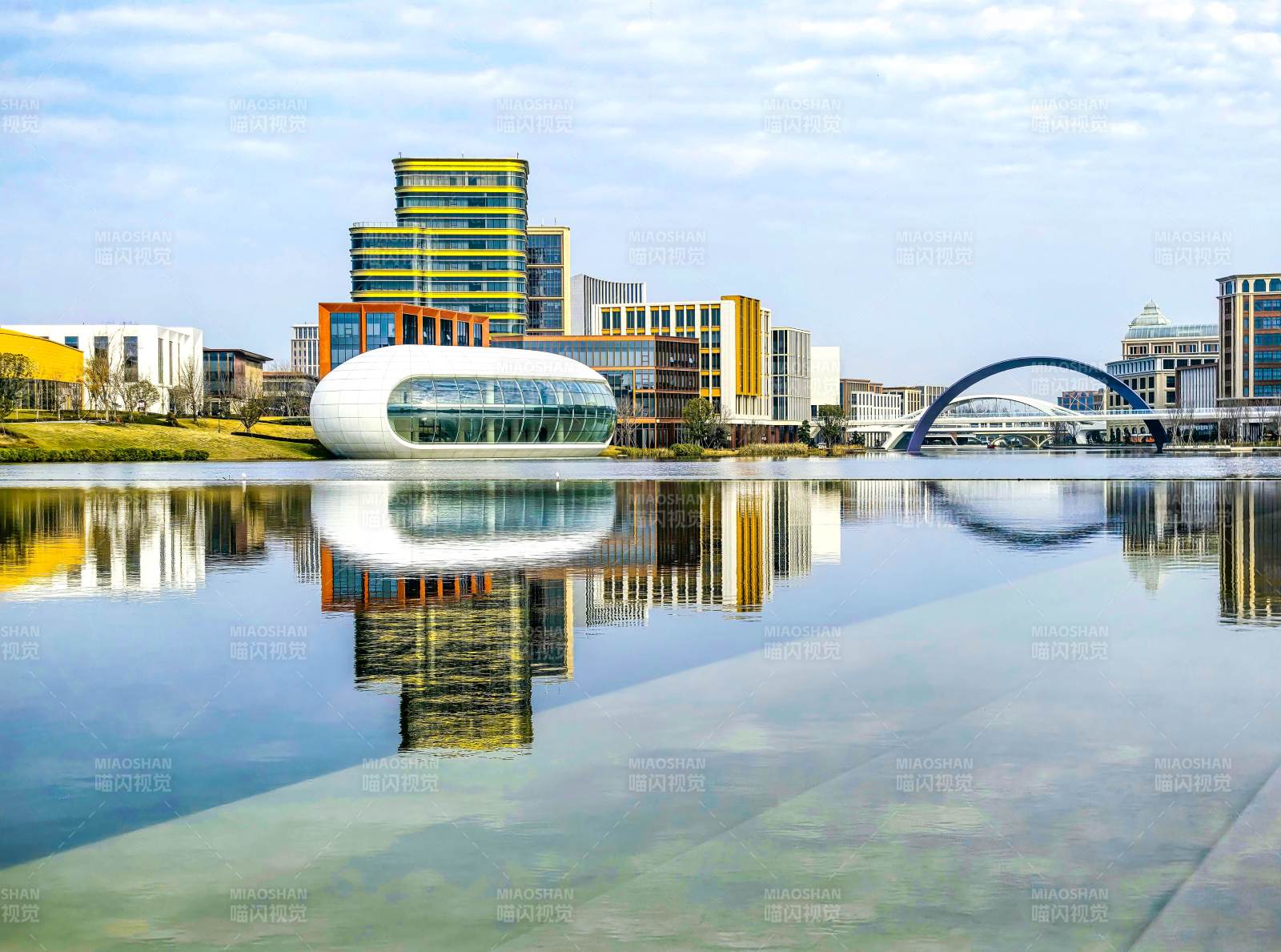 现代城市水景倒影图片