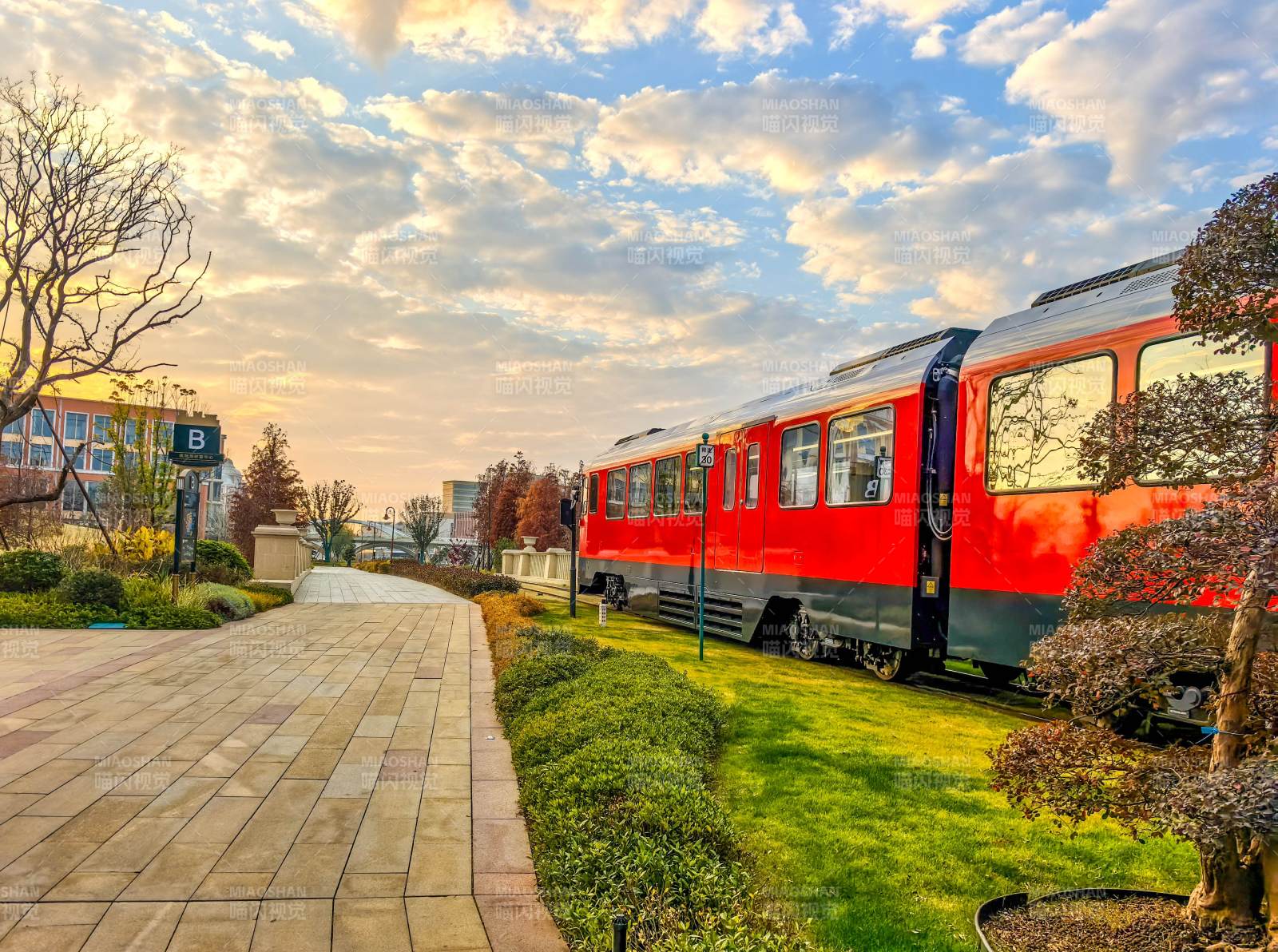 红车静停绿意间图片