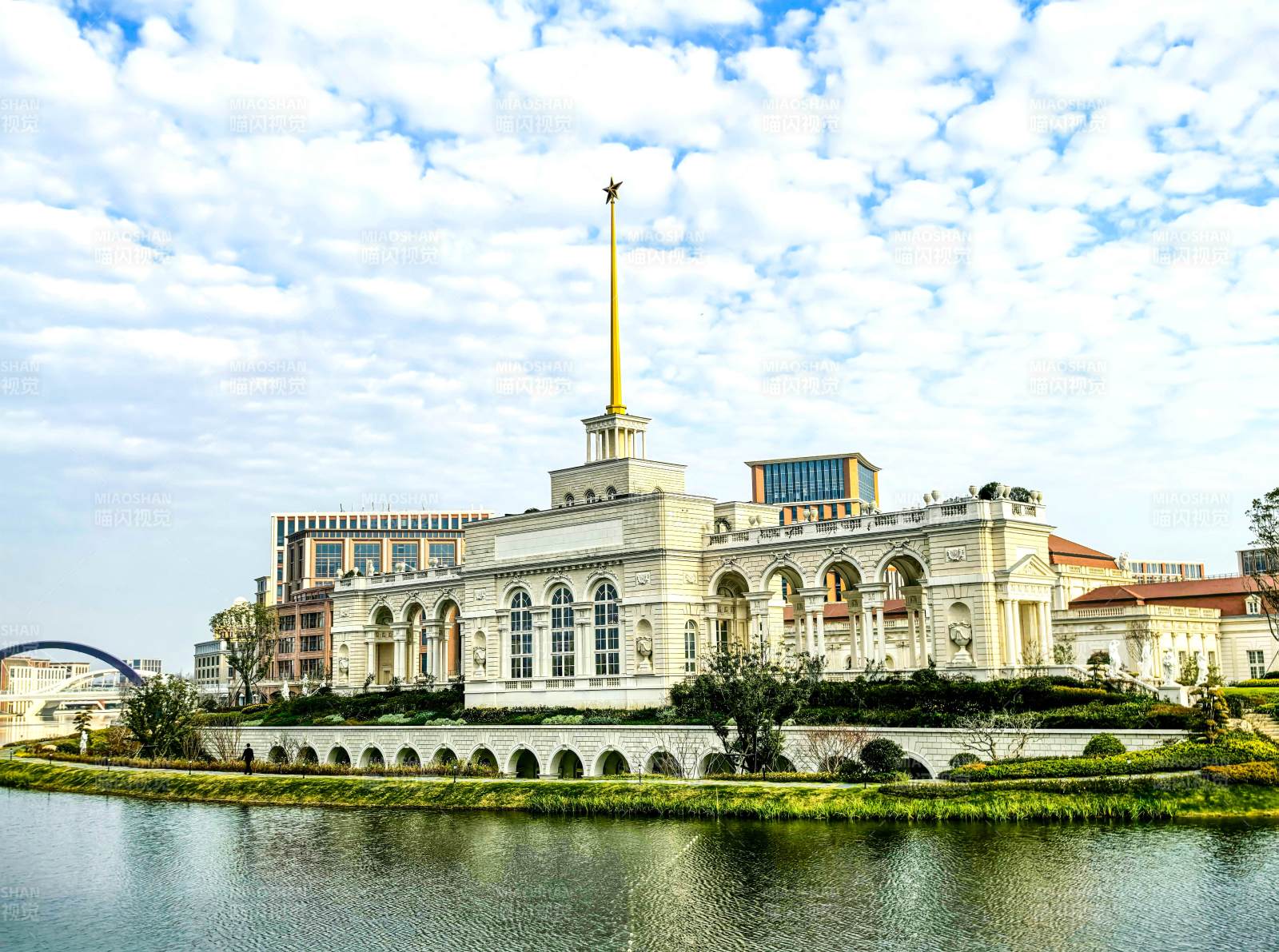 宏伟建筑映水景图片