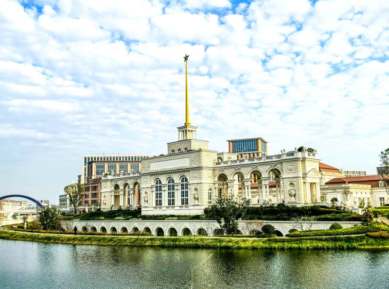 宏伟建筑映水景图片