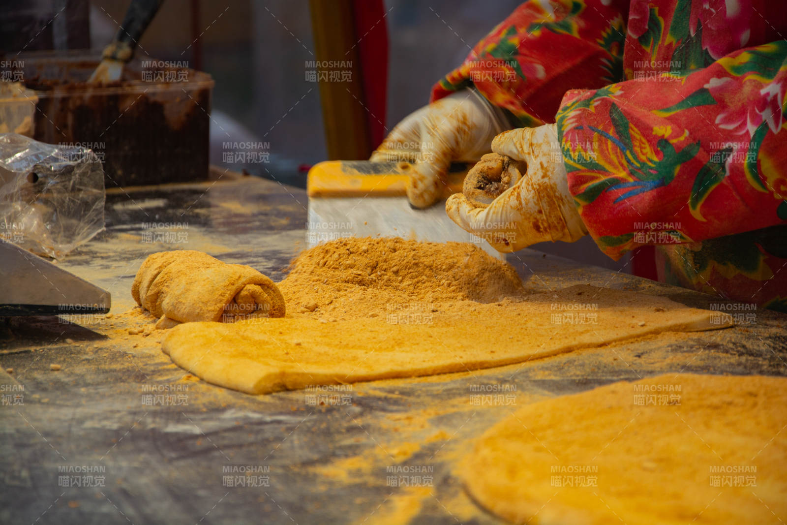 手工制作金黄面食图片