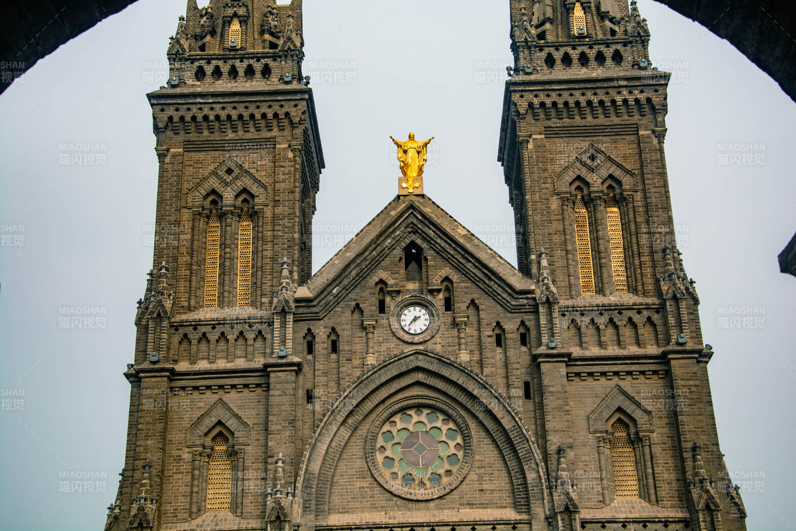 教堂双塔金像图片