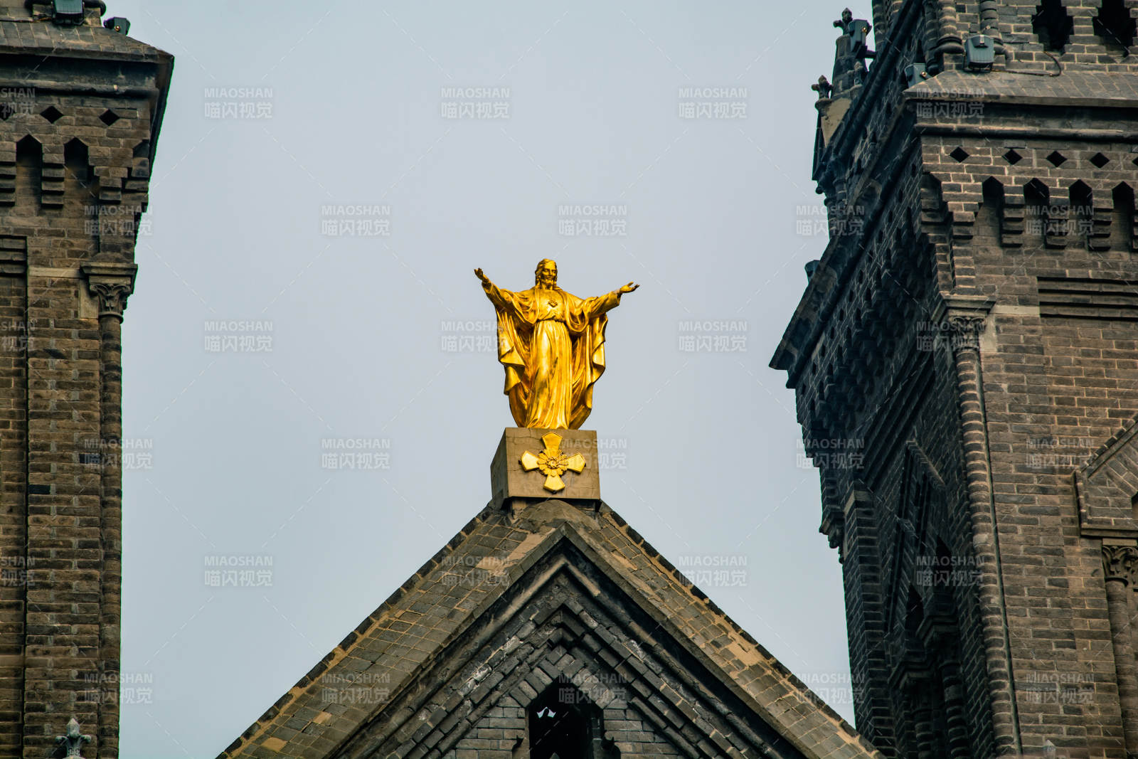 金色耶稣像矗立教堂顶图片