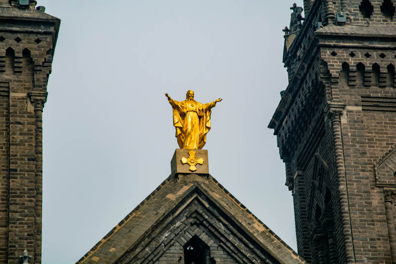 金色耶稣像矗立教堂顶图片