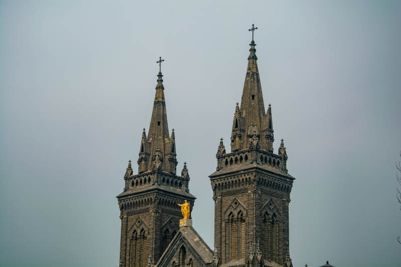双塔教堂仰望图片