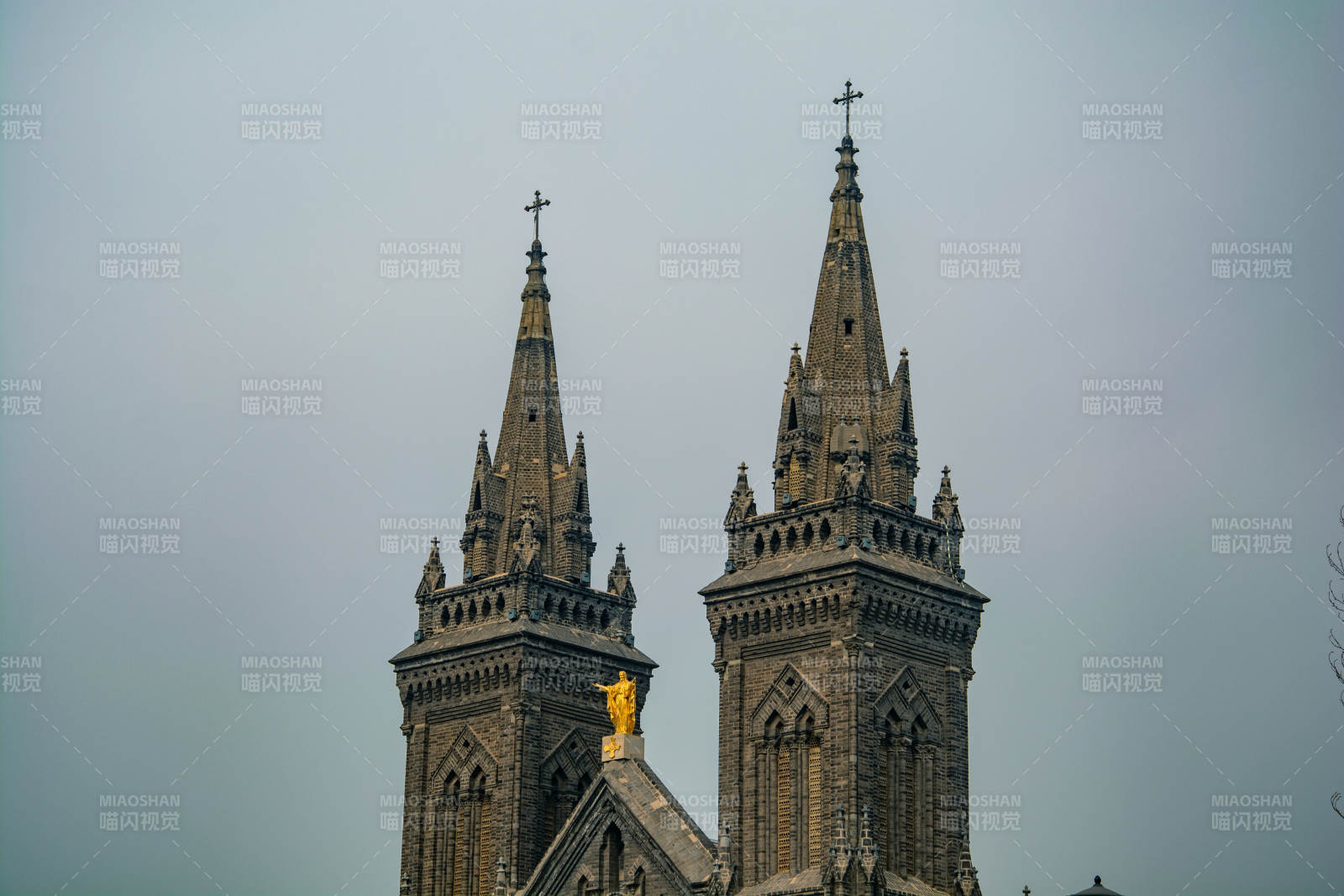 双塔教堂仰望图片