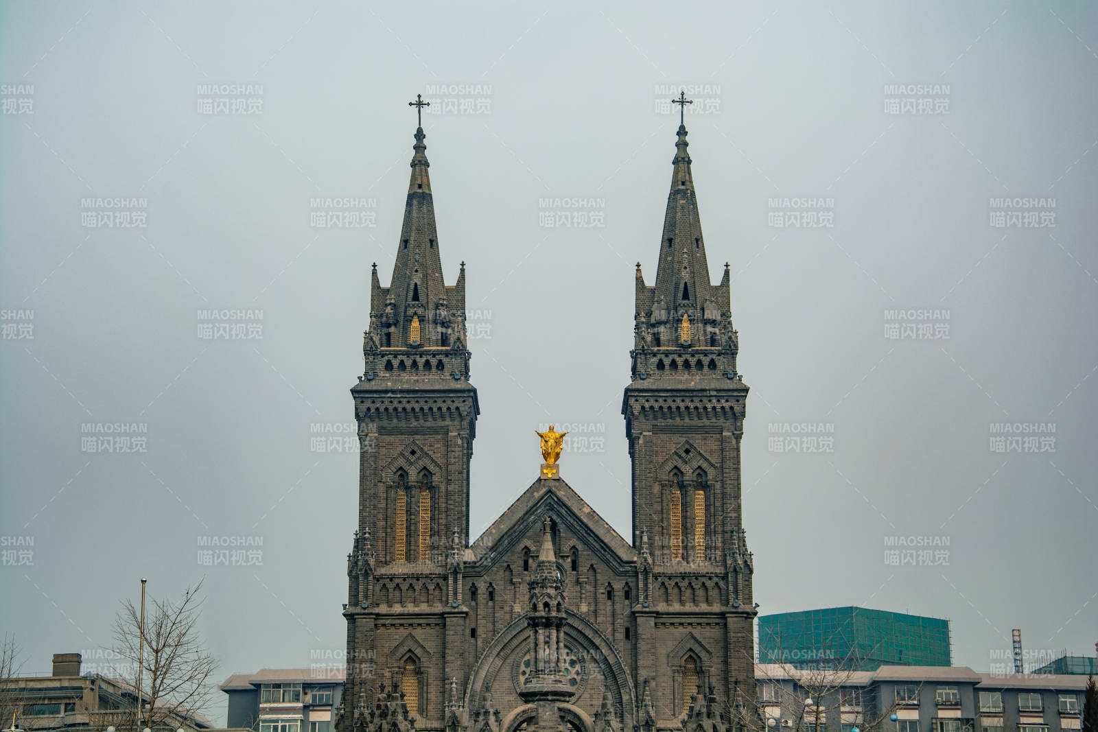 双塔教堂静立天际图片