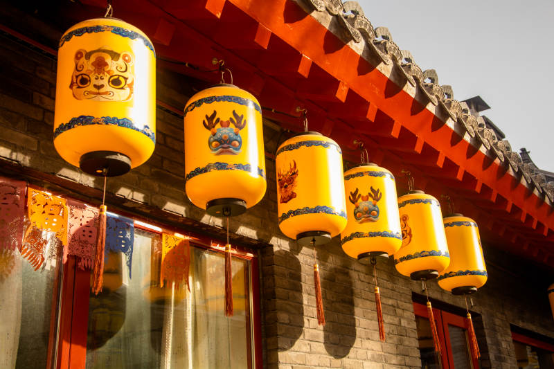 灯笼映古檐图片