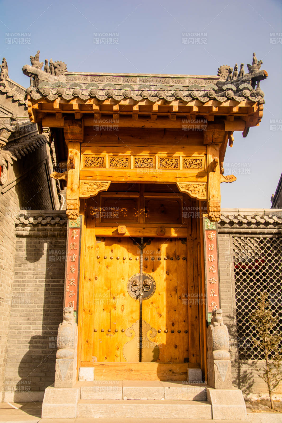 古色古香的庙门图片