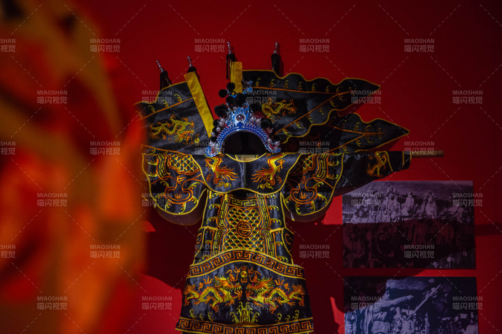 华丽戏服展风采图片