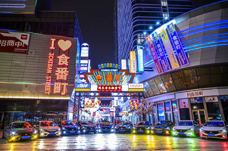 夜市繁华灯火璀璨图片