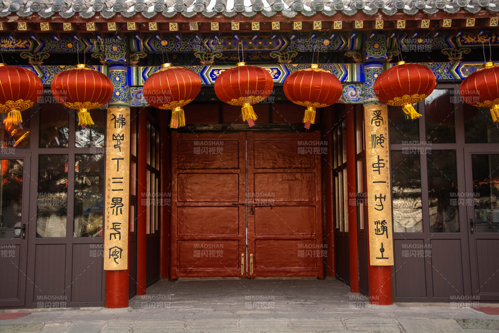 红灯笼映古门图片