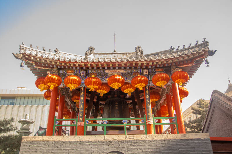 古建筑挂红灯笼图片