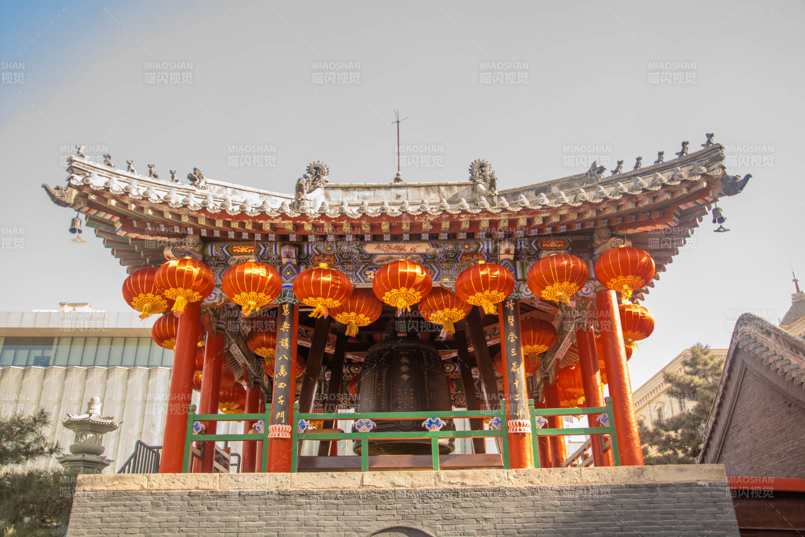 古建筑挂红灯笼图片