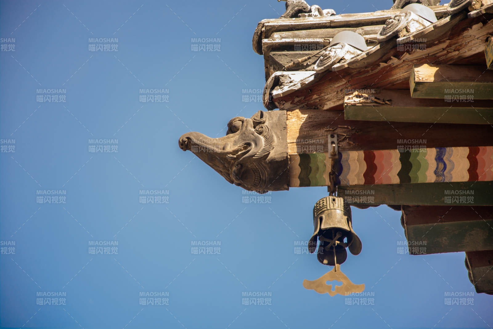 古檐风铃映蓝天图片