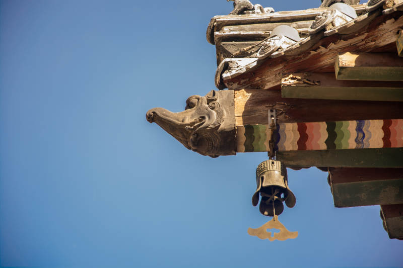 古檐风铃映蓝天图片