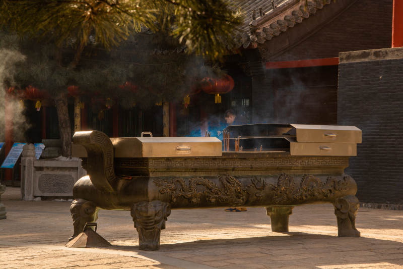 香炉袅袅烟气图片