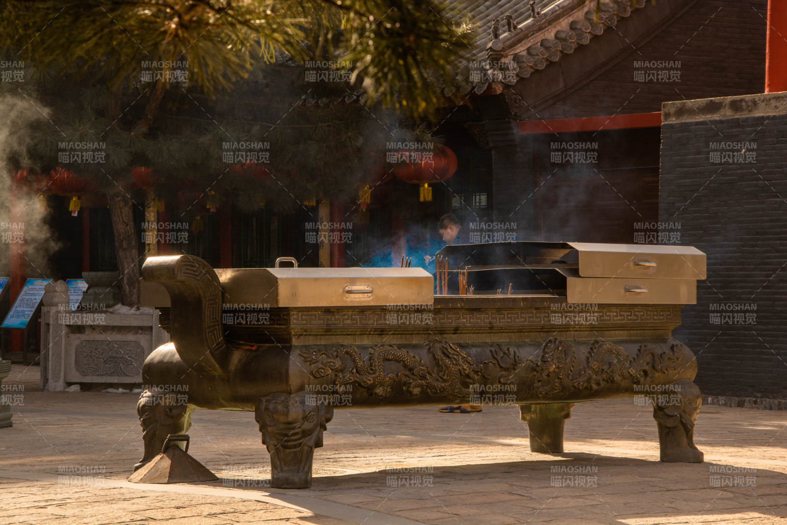 香炉袅袅烟气图片