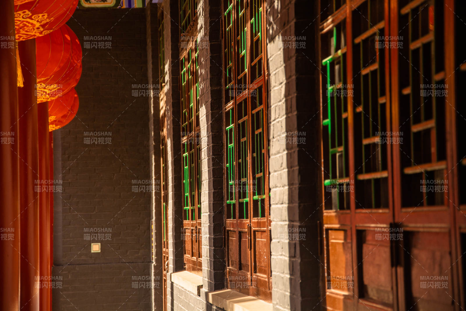 古巷窗影红灯笼图片