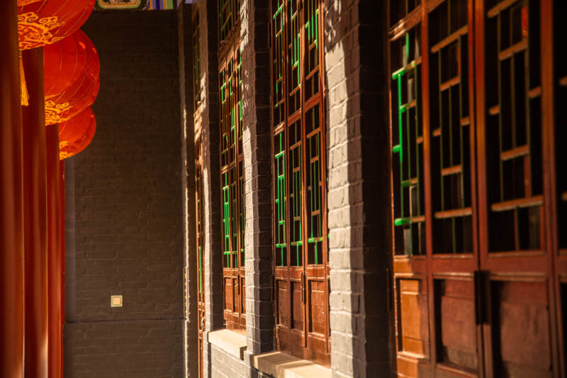 古巷窗影红灯笼图片