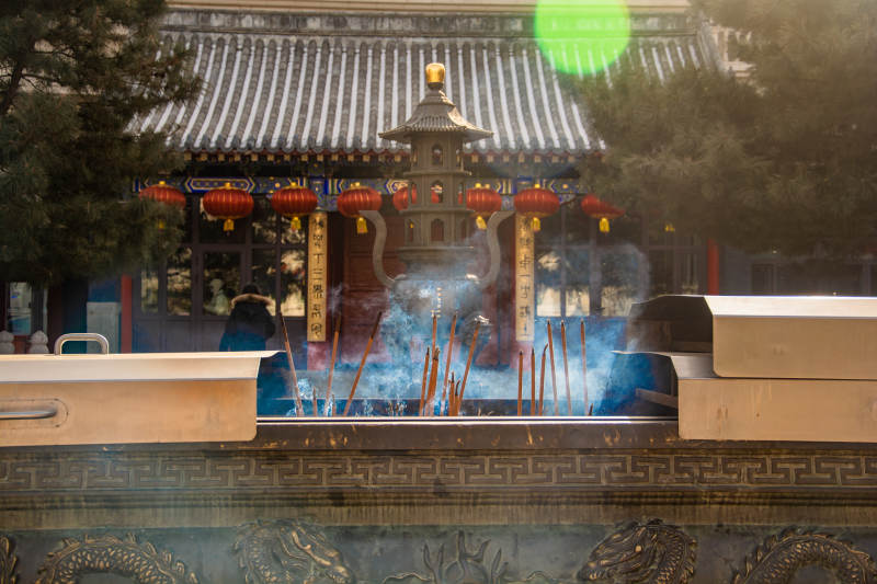 香烟袅袅古庙前图片