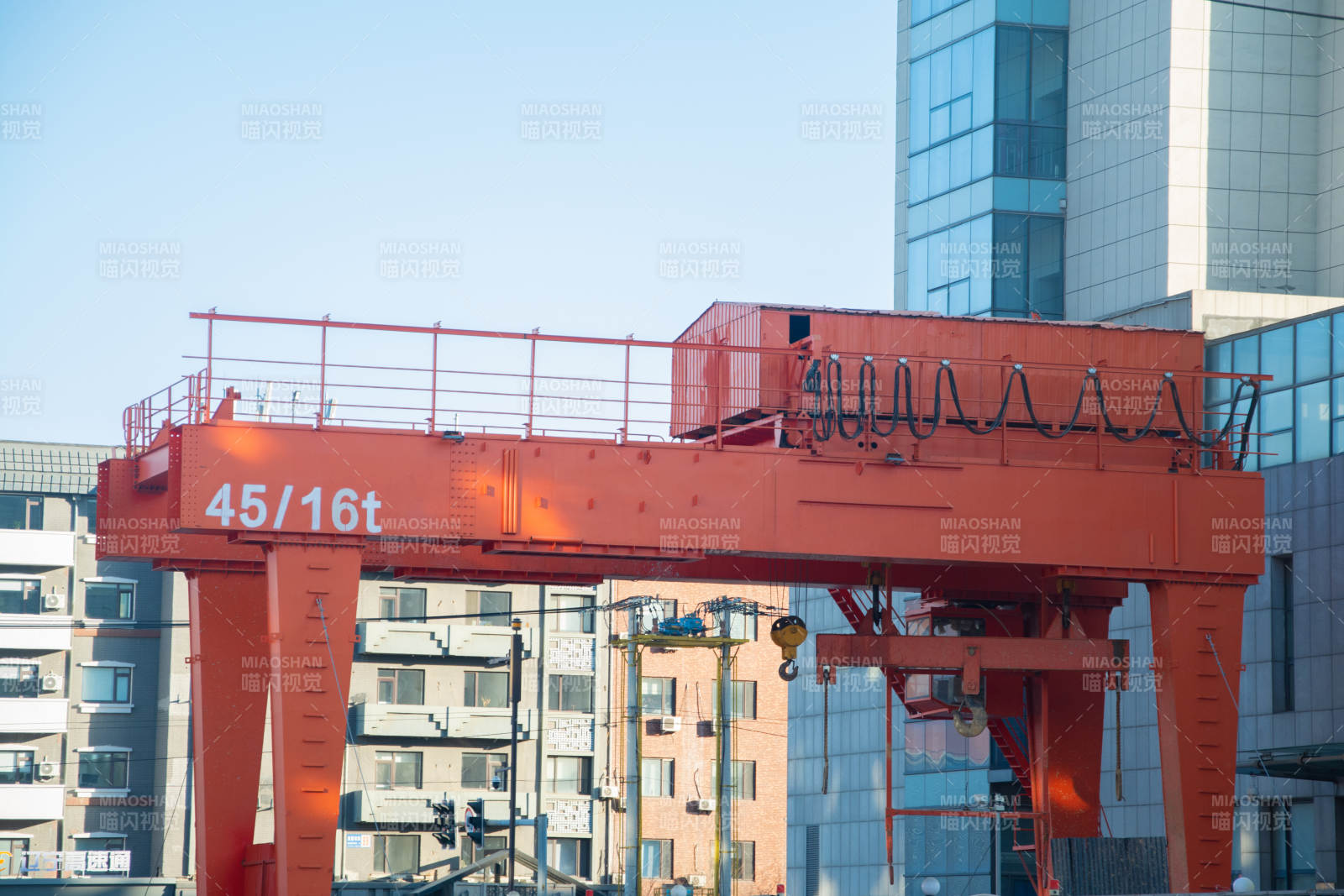 橙色起重机城市景观图片