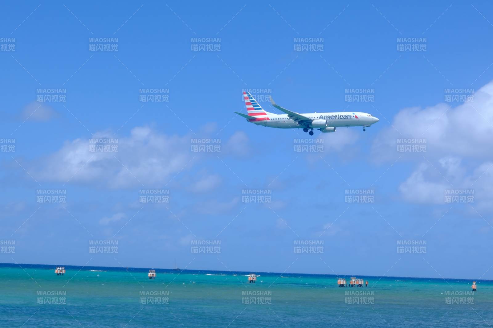 飞机飞越碧海蓝天图片