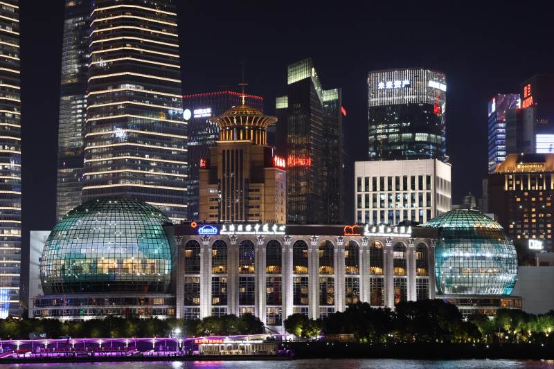 夜幕下的城市天际线图片