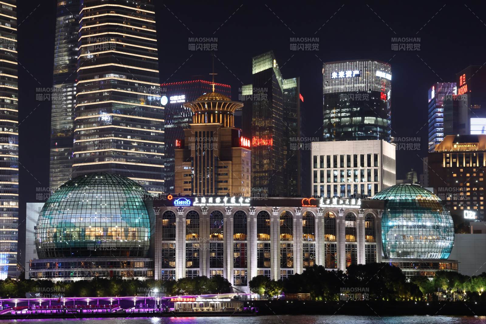 夜幕下的城市天际线图片