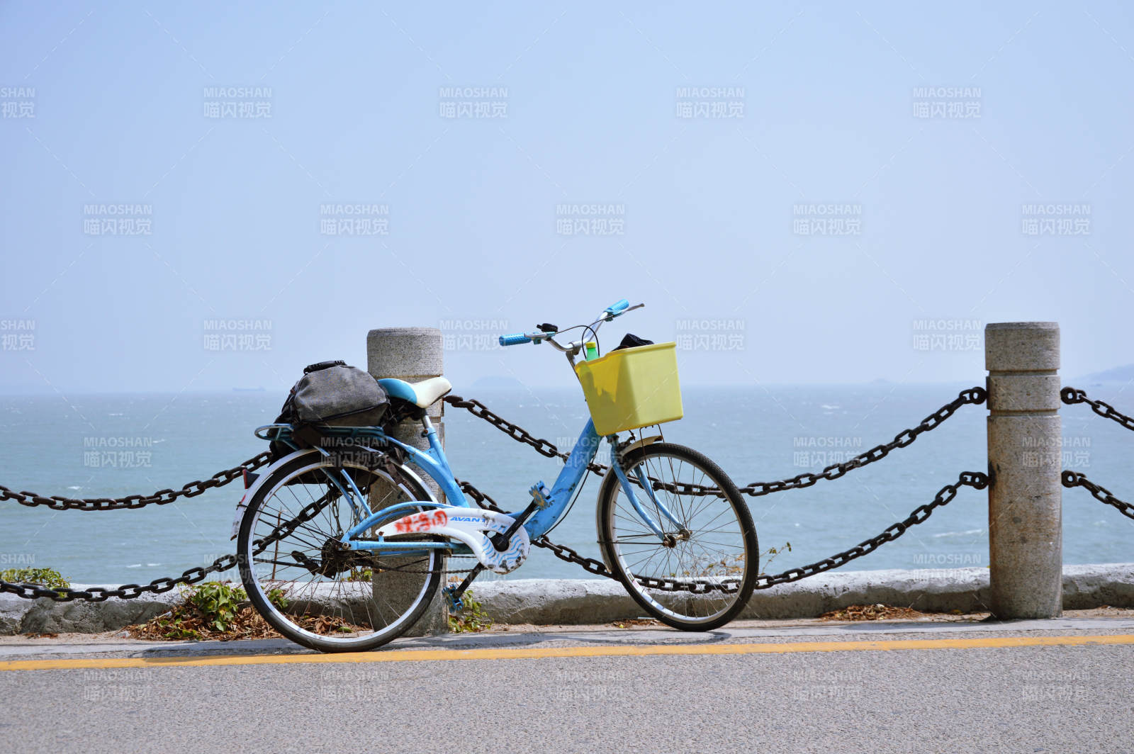 海边的蓝色自行车图片