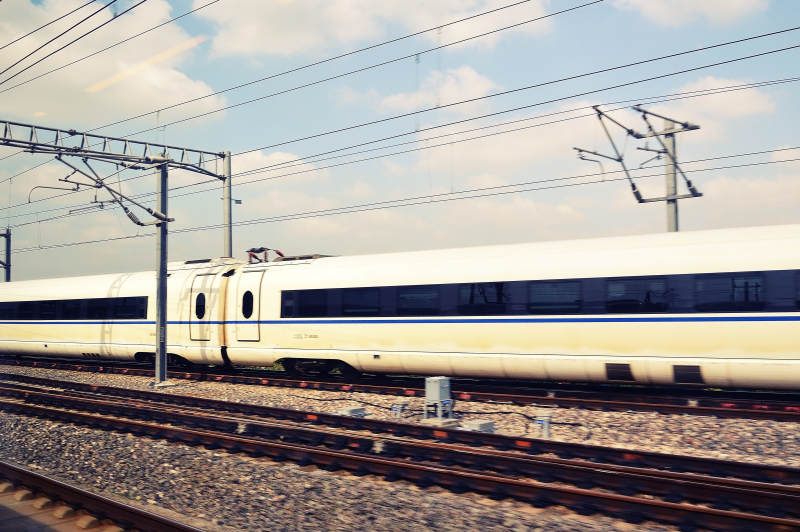 高速列车疾驰而过图片