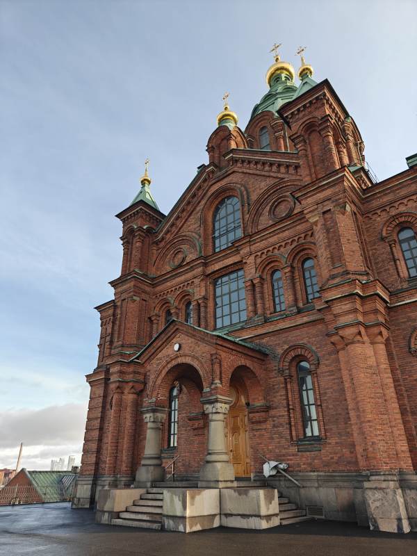 芬兰红砖教堂穹顶金光图片