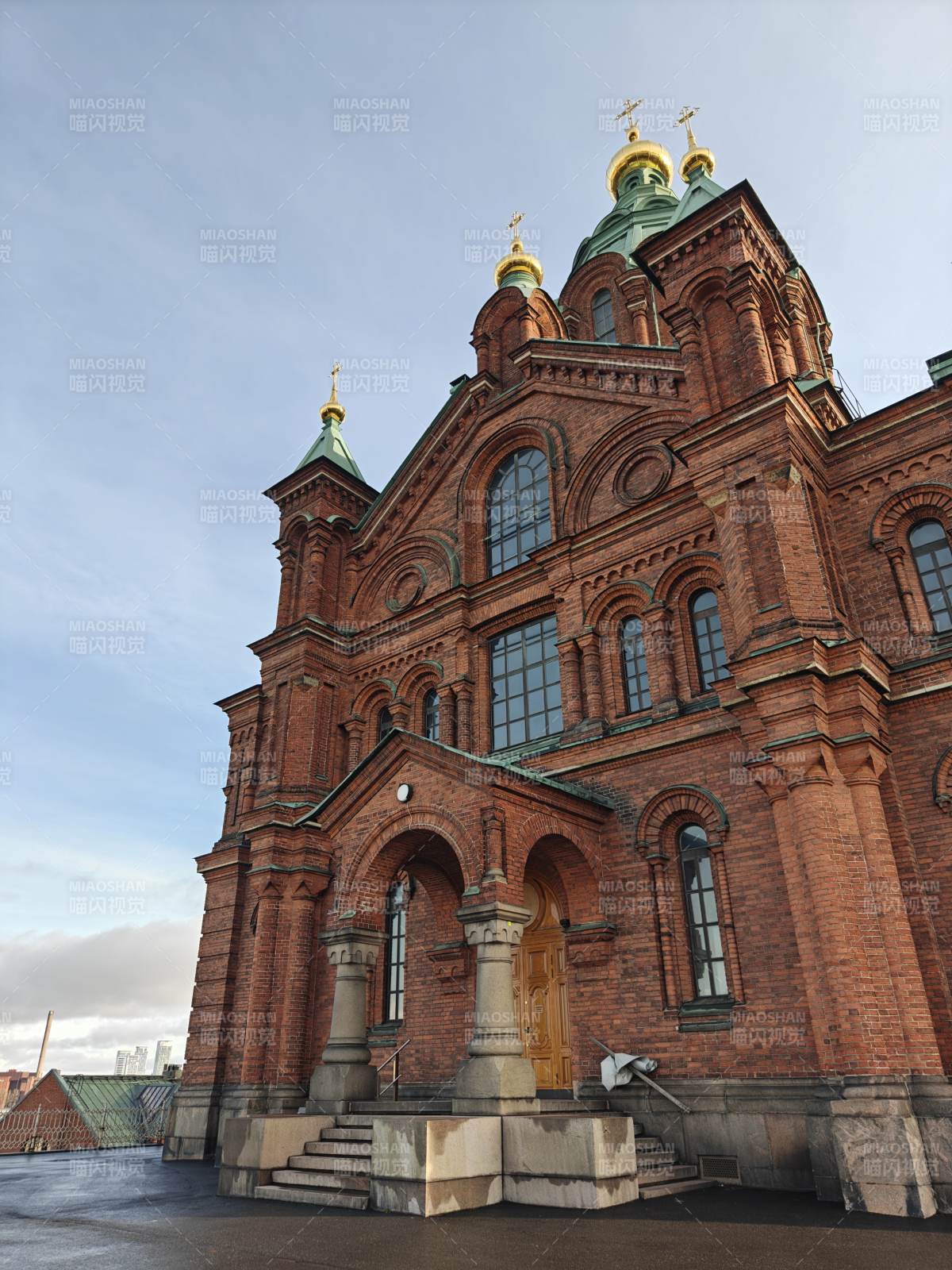 芬兰红砖教堂穹顶金光图片