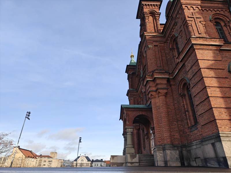 红砖教堂仰拍图片