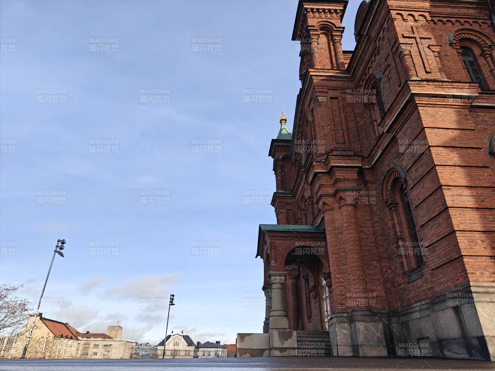 芬兰红砖教堂仰拍图片