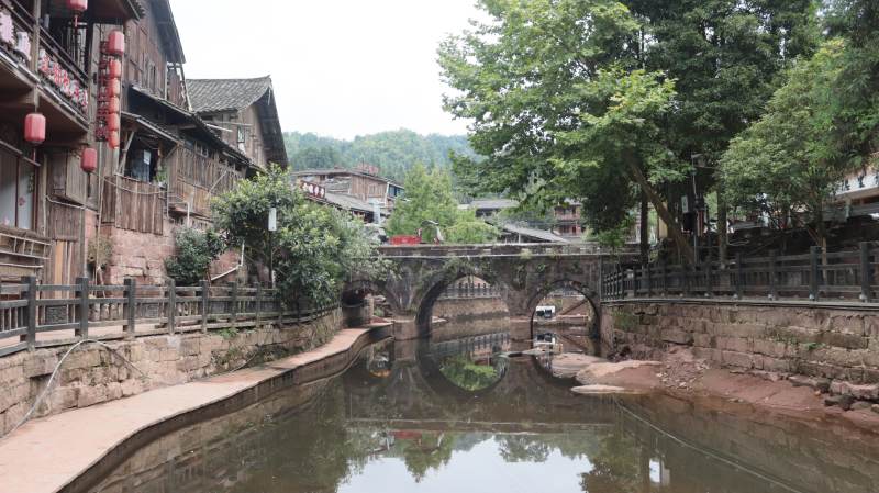 古桥流水人家图片