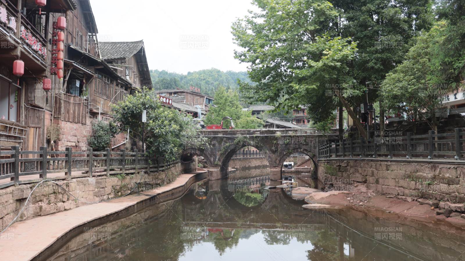 古桥流水人家图片