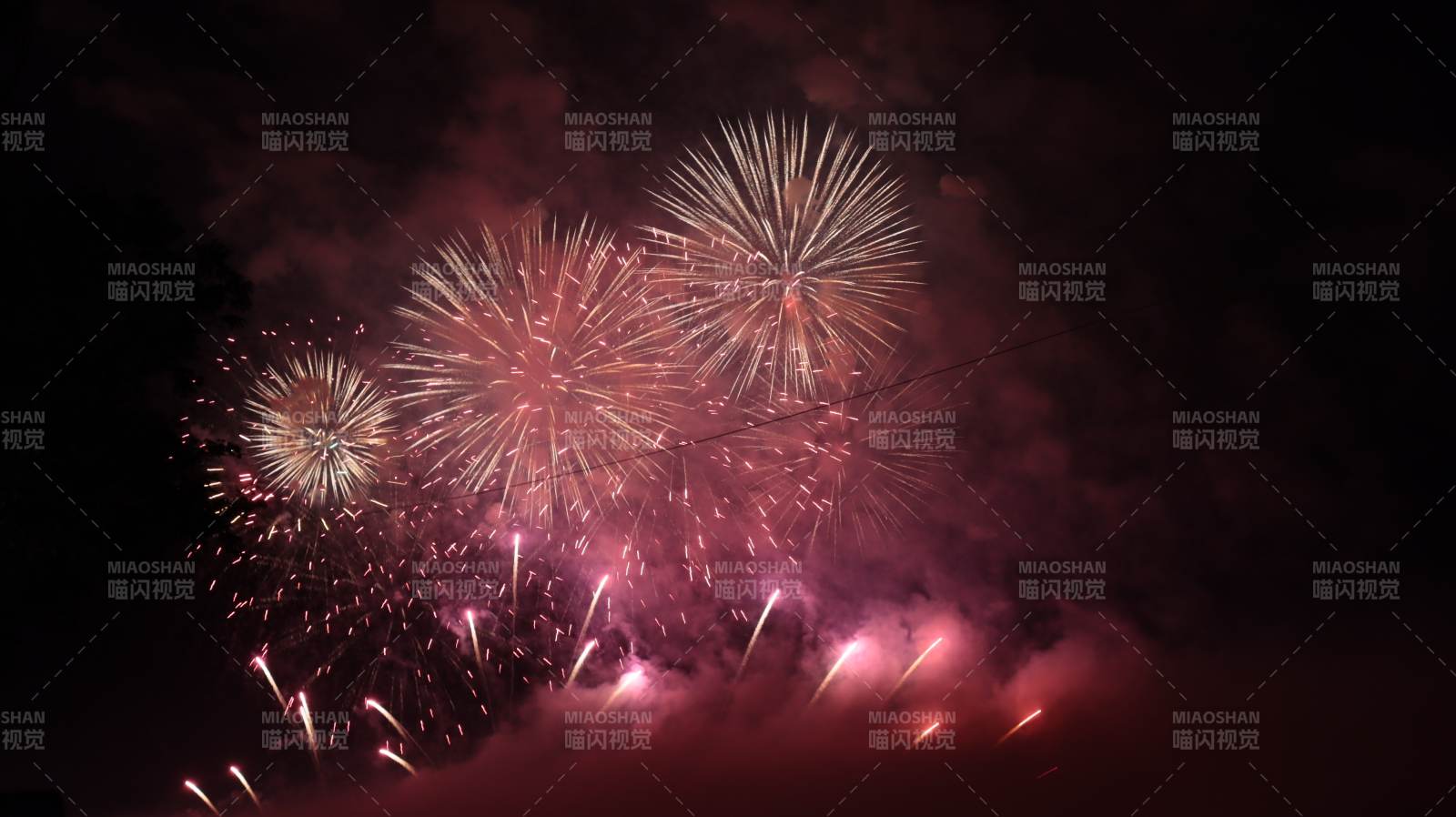 绚丽烟花绽放夜空图片