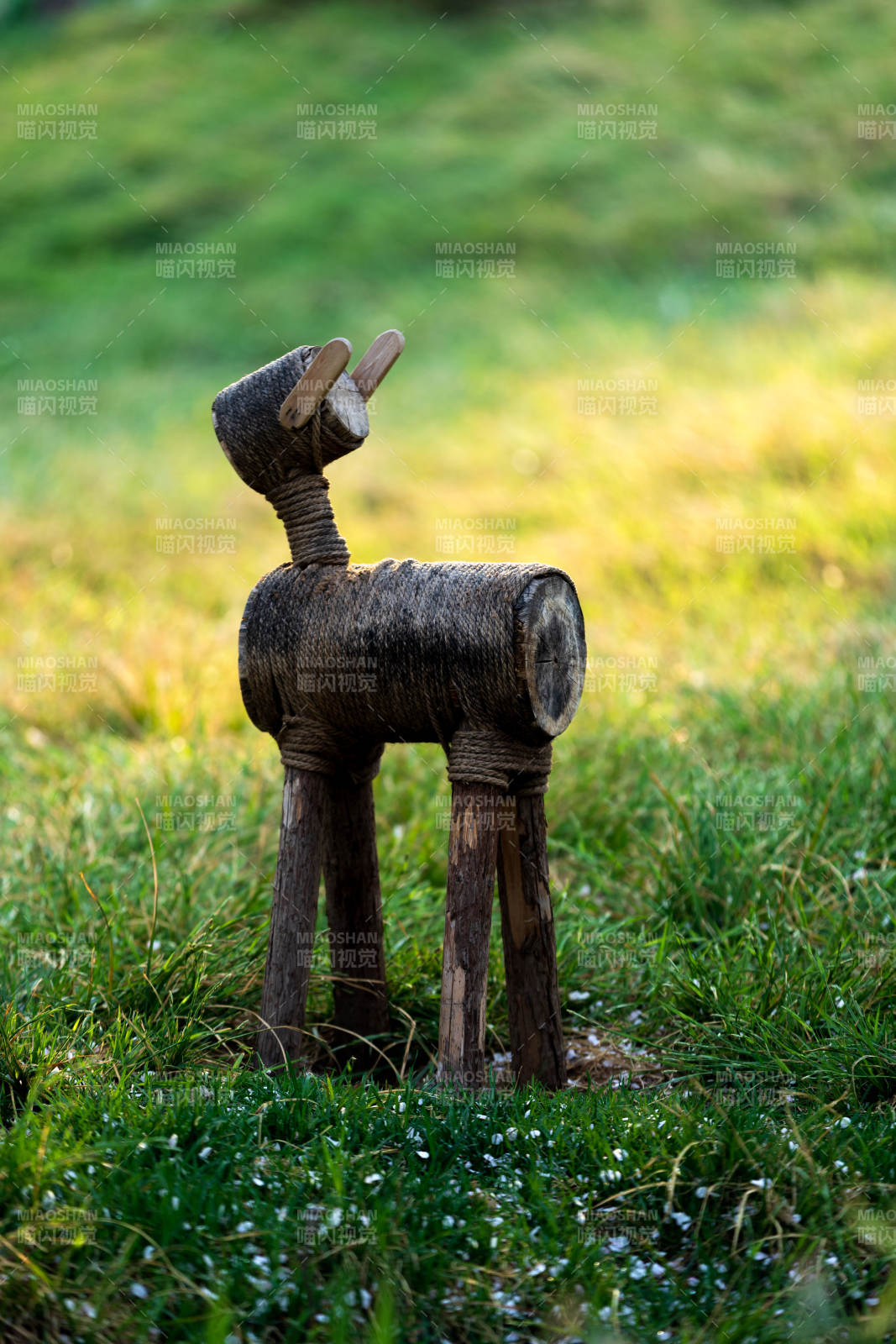 木雕小鹿静立草间 玉渊潭公园图片