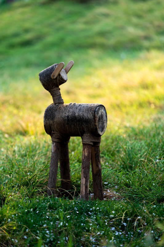 木雕小鹿静立草间 玉渊潭公园图片