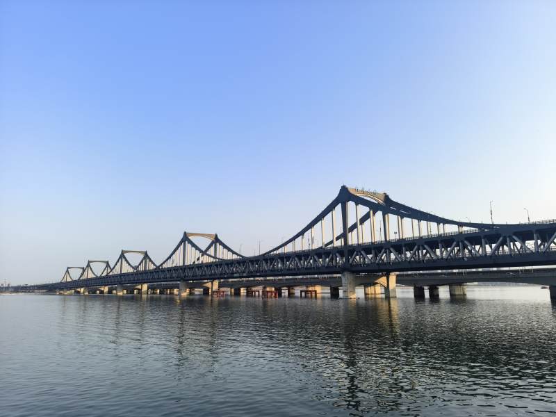 大桥横跨水面图片