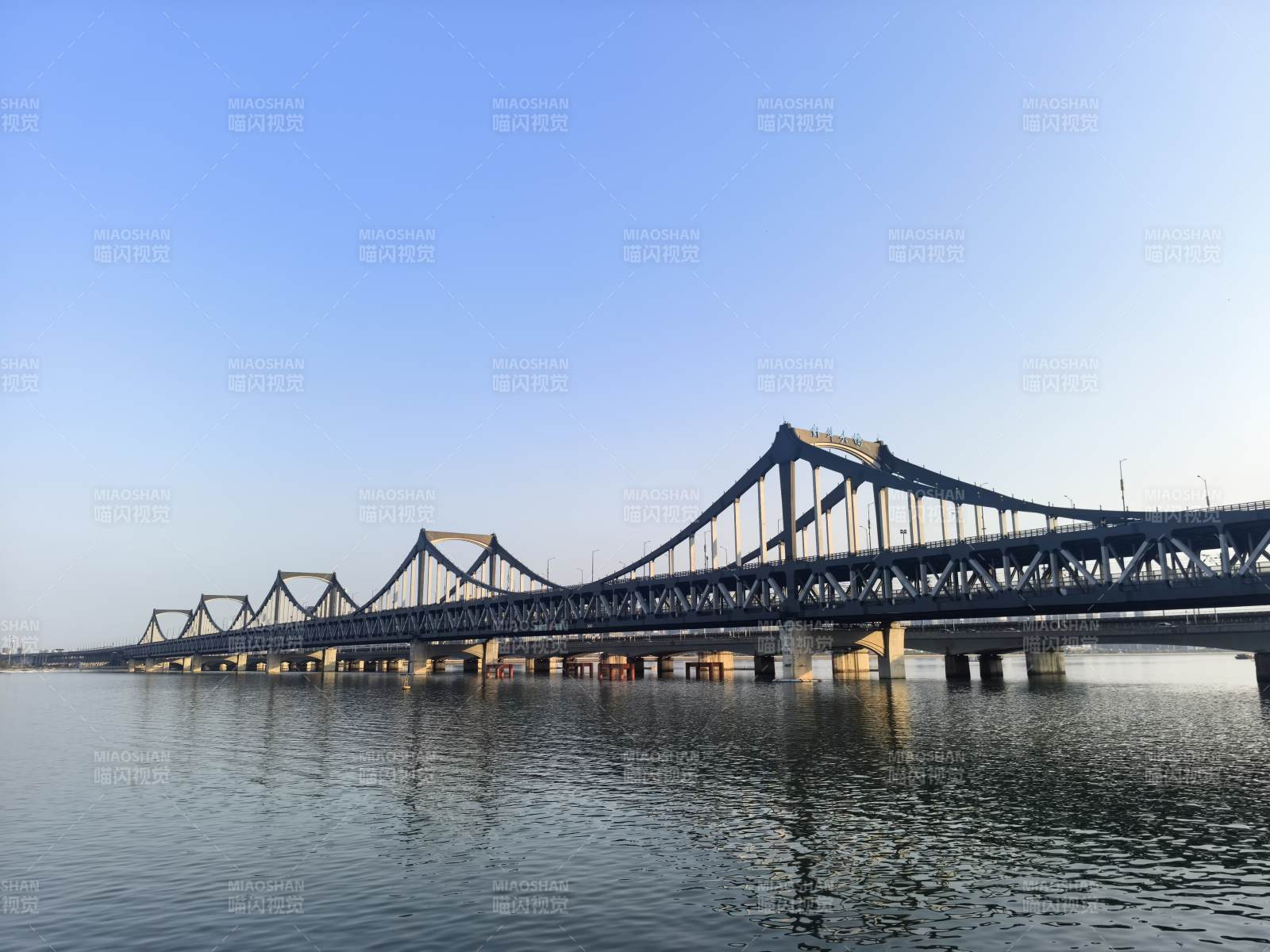 彭埠大桥横跨水面图片