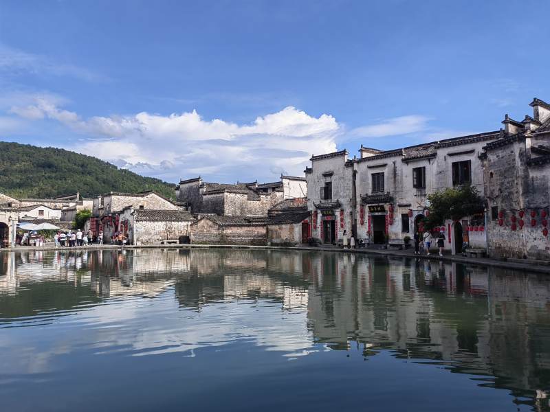 古村水映白墙黛瓦图片