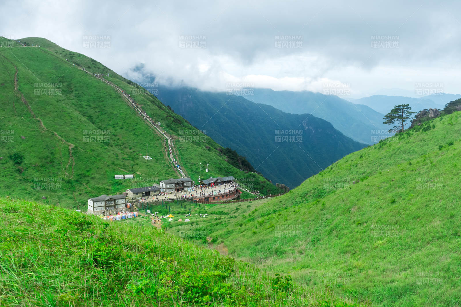 青山环绕的山村图片